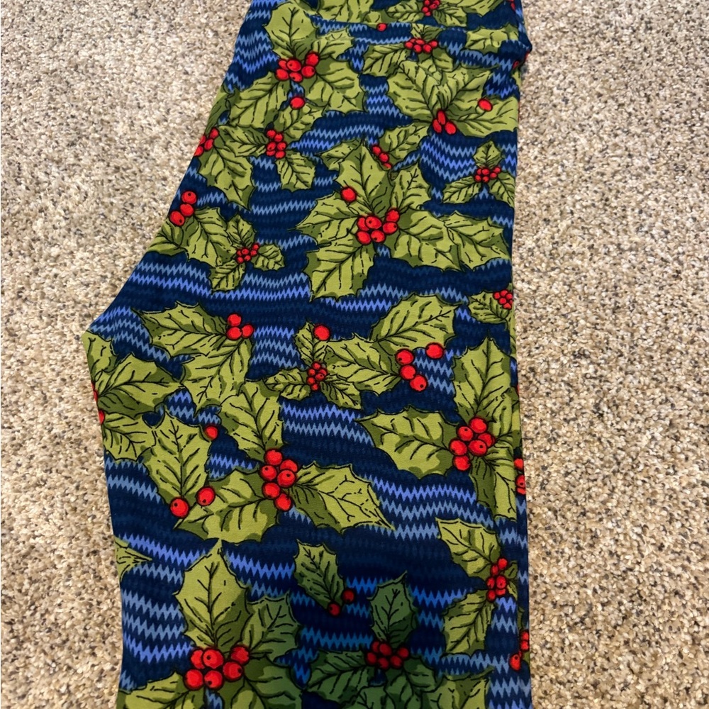 LuLaRoe Navy Holly Leggings with Green Leaves and Red Berries